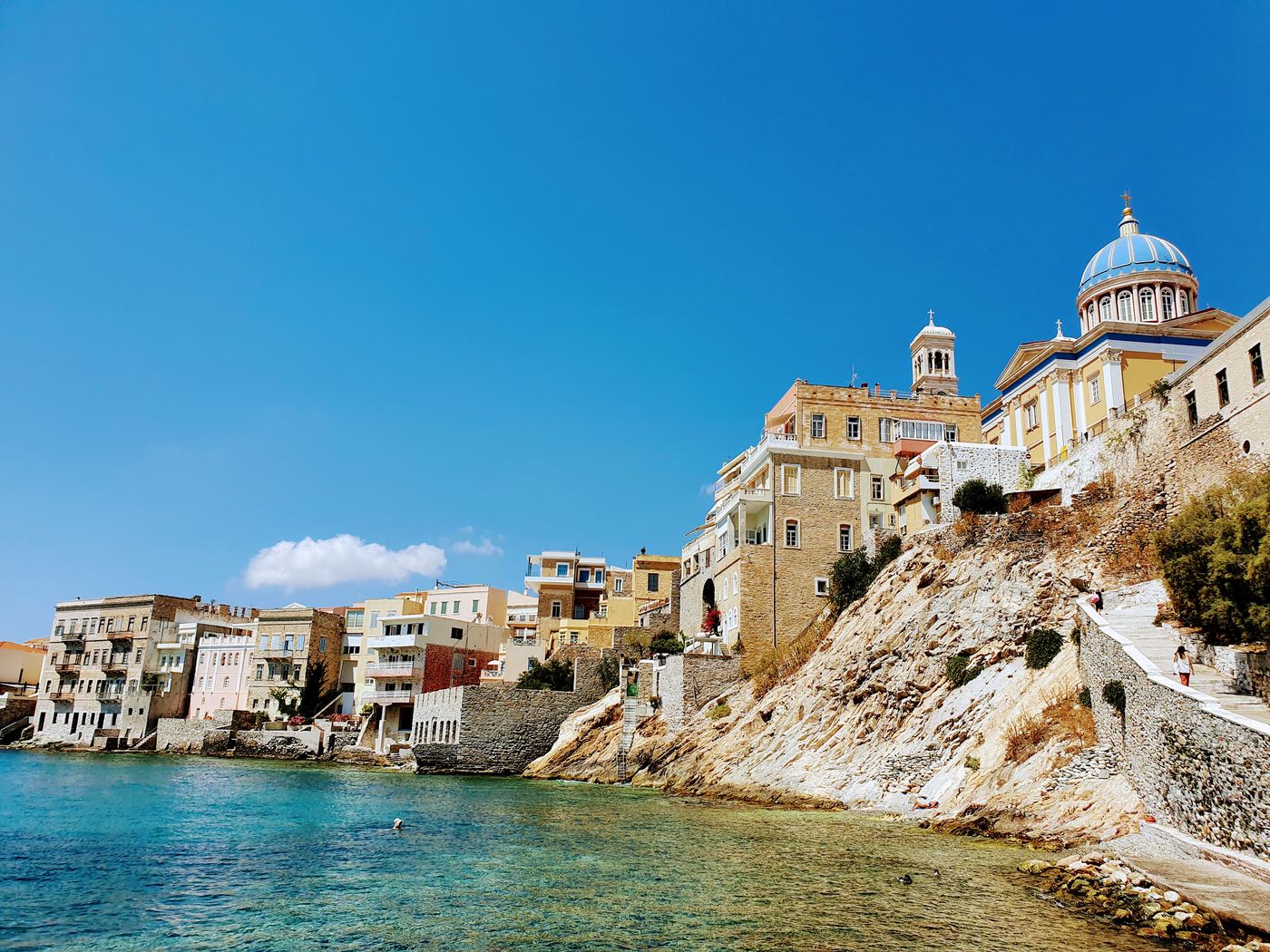 One of the smallest islands of the Cyclades and relatively rural outside the capital, it nevertheless has the highest population since it’s the legal and administrative centre of the entire archipelag