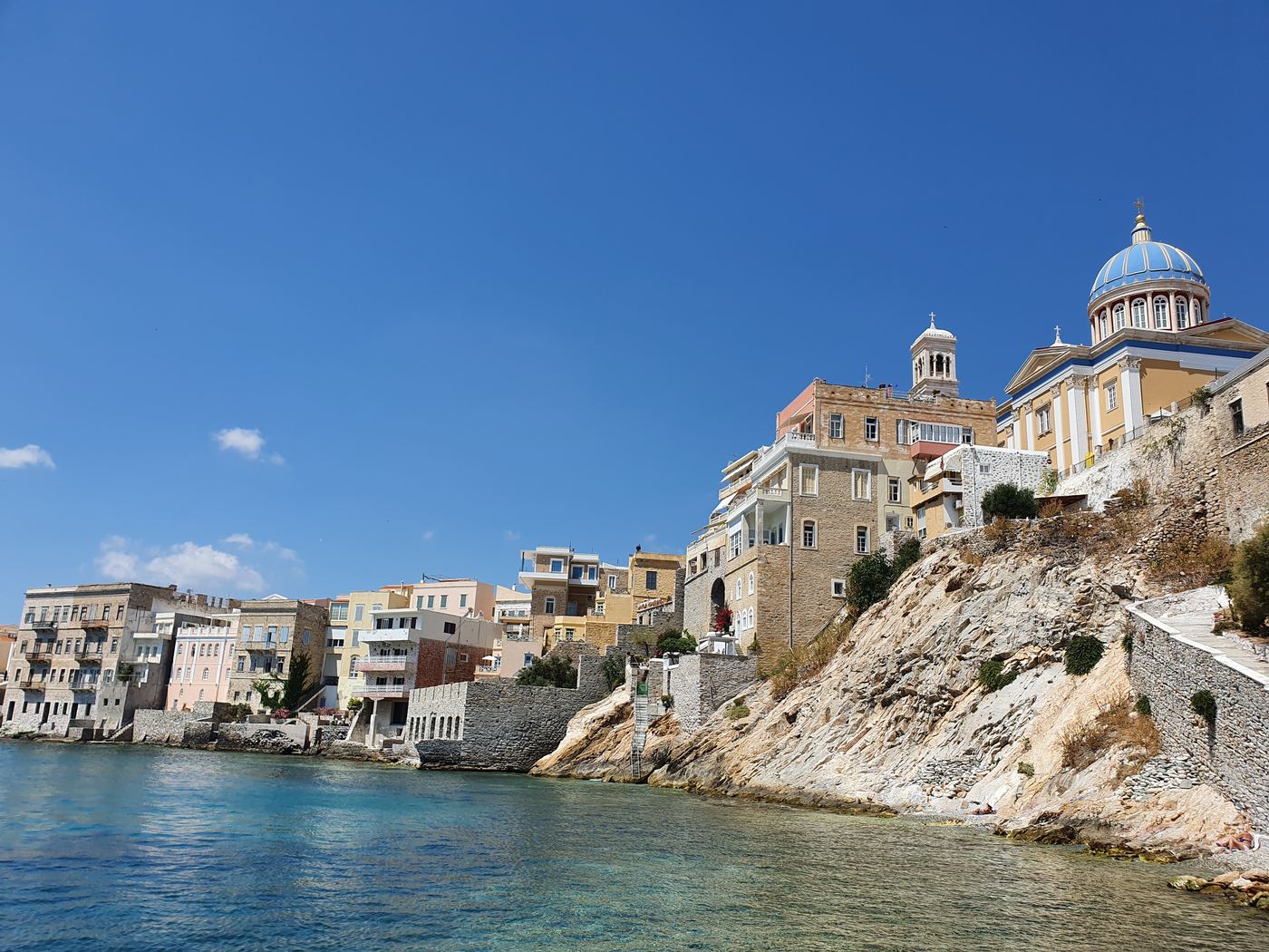 One of the smallest islands of the Cyclades and relatively rural outside the capital, it nevertheless has the highest population since it’s the legal and administrative centre of the entire archipelag