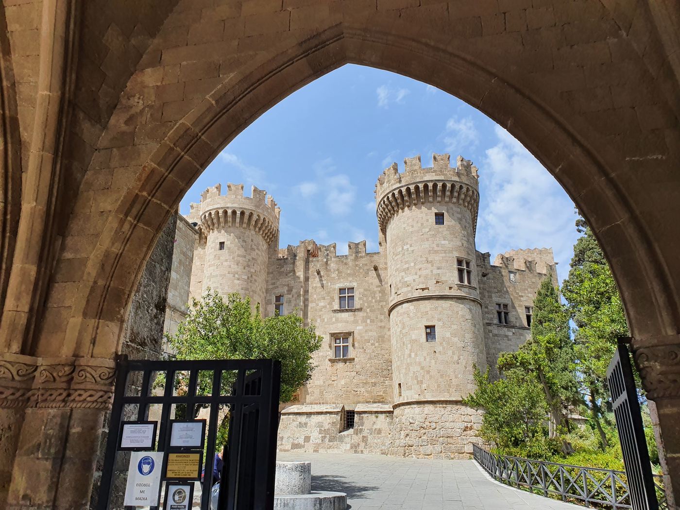📸 Meander through the charming alleyways of Rhodes' old town, where every cobblestone leads to a culinary delight! Cozy family-run eateries serving up traditional Greek dishes to quaint cafes brewing 